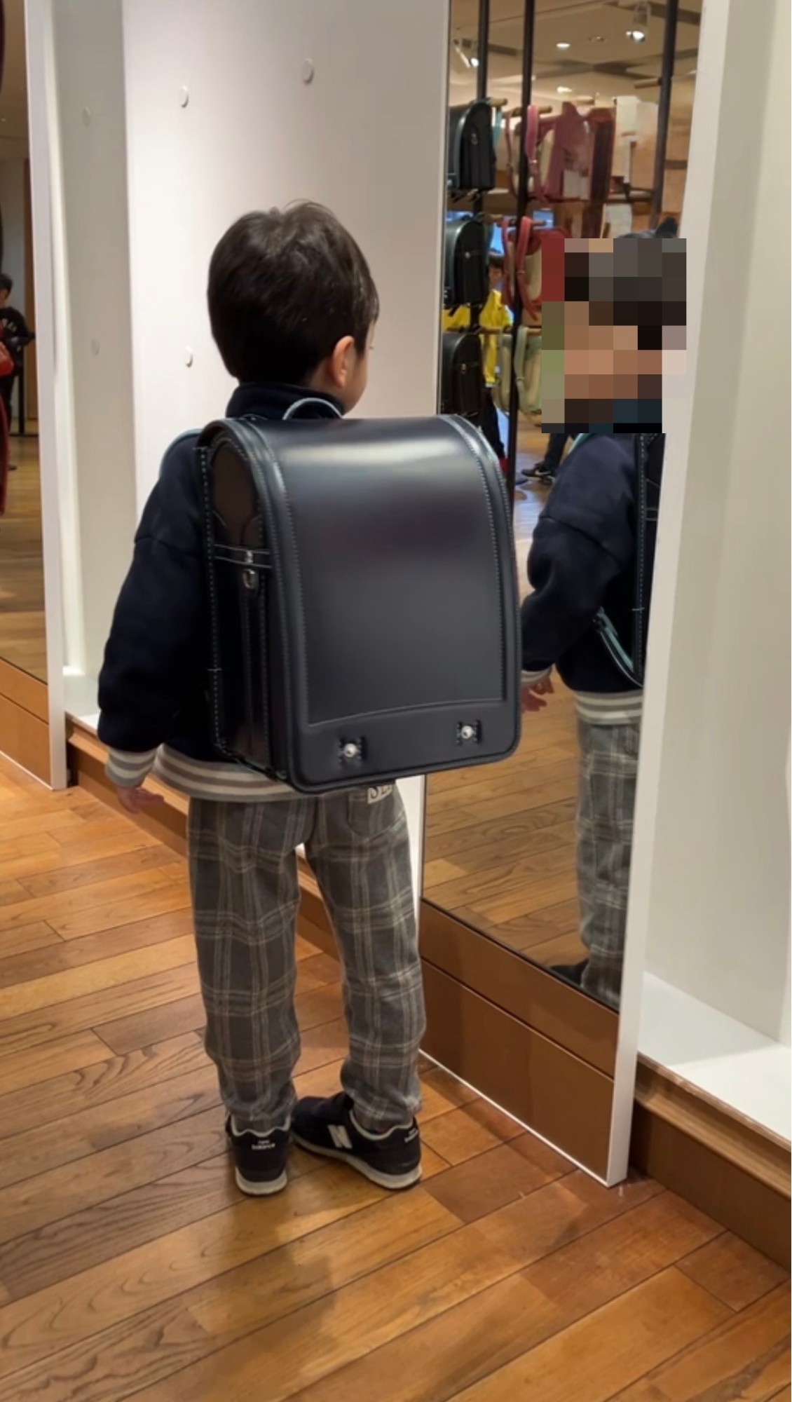長男がランドセルを試着している様子